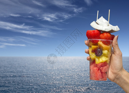 新鲜水果杯和大海图片
