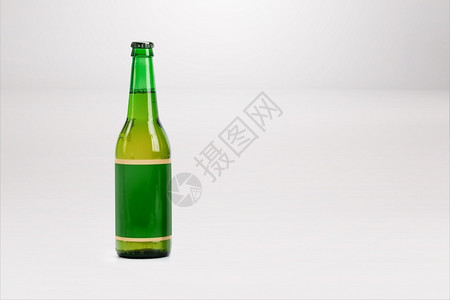 饮料帽包装孤立的绿色啤酒瓶模型空白标签图片