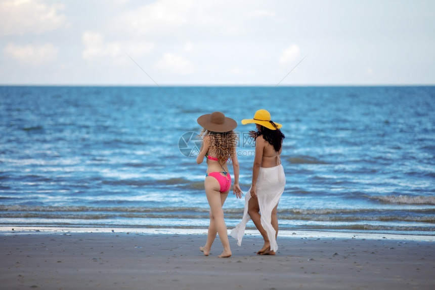 夏天和朋友一起在海滩上散步图片