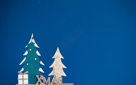圣诞树蛋糕轮廓礼物季节蓝色背景中的圣诞树设计图片
