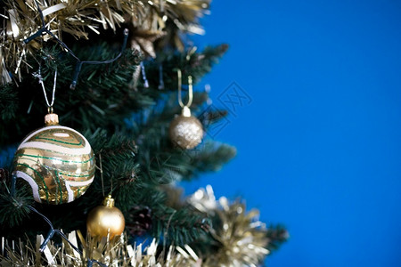 蓝色背景中的圣诞树装饰图片