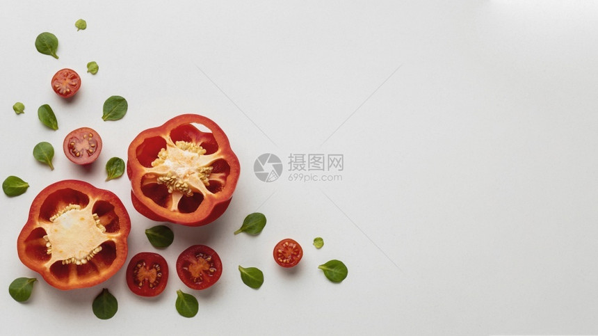 切开的西红柿和青椒图片