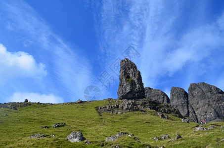 乔小岛美丽的风景和蓝色天空在斯图尔老人们的石块上闪烁着云彩斯托尔图片