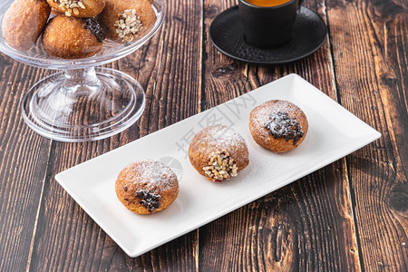 传统的或者Bombolone或bomboloni是意大利填满甜圈和零食的意大利品德国甜圈克拉芬或贝林机装满果酱和巧克力庆典图片