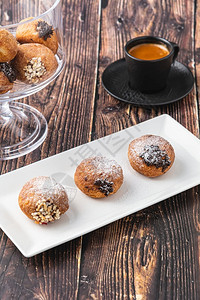 甜的Bombolone或bomboloni是意大利填满甜圈和零食的意大利品德国甜圈克拉芬或贝林机装满果酱和巧克力填充德语图片