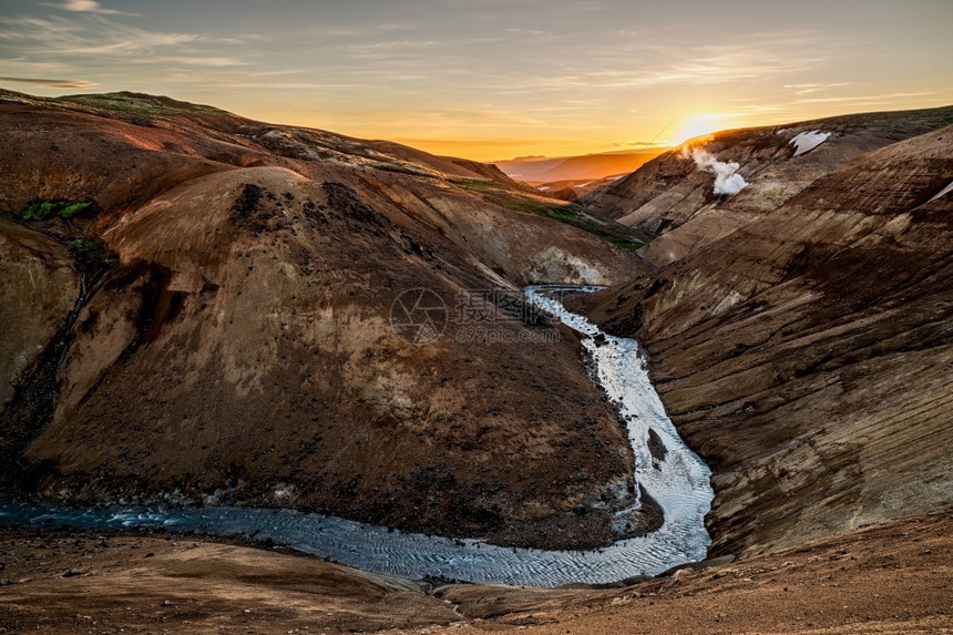 一种冰岛Kerlingarfjol地热区太阳升起在光明媚的夏日冰岛Kerlingarfjol地热区冰岛太阳升起克林加峡湾绿色图片