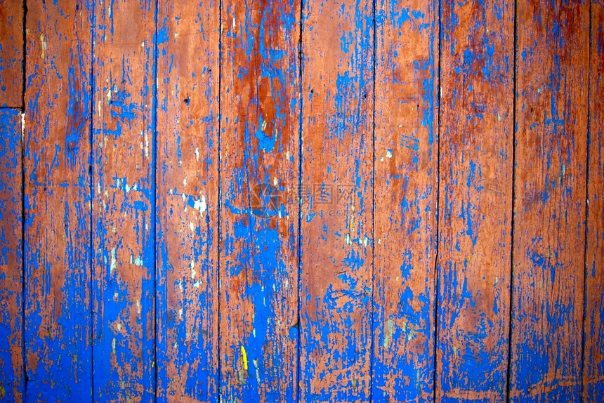 垂直的木头衰变肮脏被一幅涂漆沾上污渍用铁锤钉在一起的栅栏图片