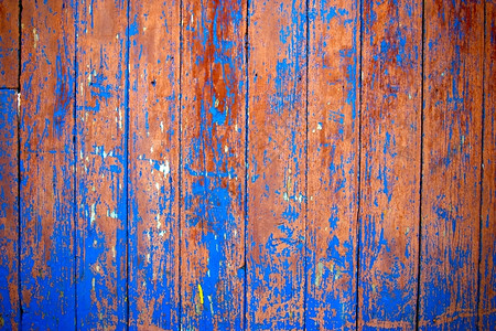 垂直的木头衰变肮脏被一幅涂漆沾上污渍用铁锤钉在一起的栅栏图片