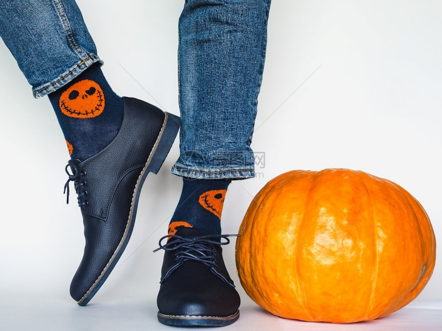 Menrsquos腿时髦鞋蓝色牛仔裤和杂长袜在白孤立的背景上特写风格和优雅的概念腿时髦鞋和明亮的袜子一种黑色橙图片