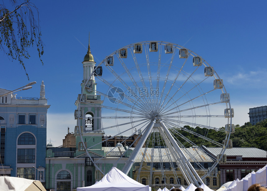 康特拉克托娃城市的在基辅Podil的Kontraktova广场白色的Ferris轮子在Kontraktova广场对准清蓝天空除图片