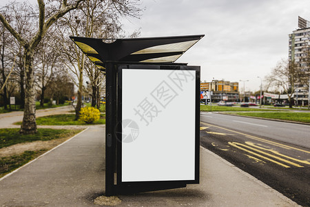 解析度高的外部清晰度照片白空公交车站广告牌城市高质量照片品图片