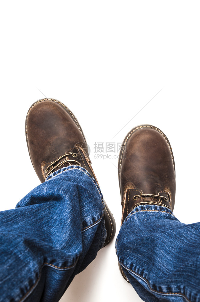 Menrsqopos棕色靴子和蓝牛仔裤孤立在白色露地上的Menrschoos棕色靴子和孤立的蓝色牛仔裤鞋类地面女图片