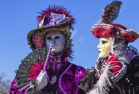 每天在法国安妮西的威尼斯嘉年华上漂亮多彩的服装和面具法国安尼西的威斯嘉年华上漂亮的服装和面具欧洲帽子庆典背景图片