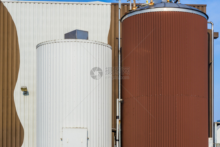 区建筑物两罐棕色和白液体工业背景结构以及作品图片