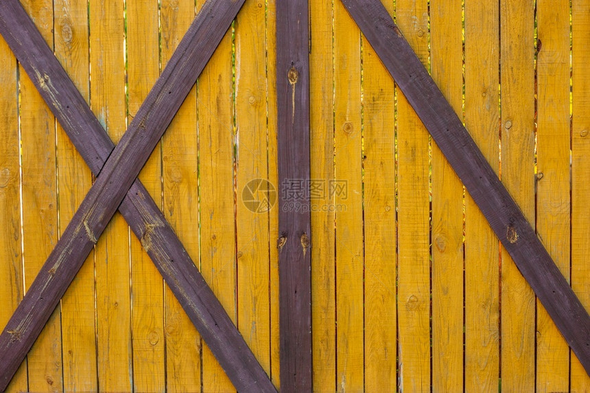 垃圾摇滚有条纹的木材旧板涂在黄墙上的纹身背景旧木板布料背景旧木板布料背景图片