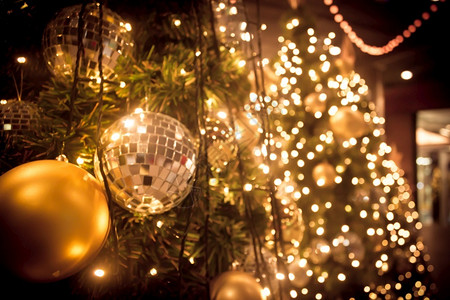 圣诞树闪亮装饰球图片