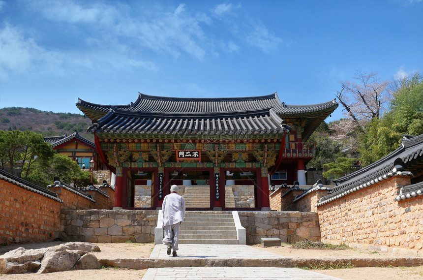 人们南朝鲜釜山市Beomeosa寺庙行走的佛教和尚外部韩国人图片