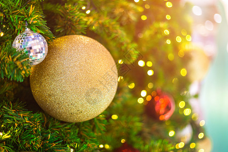 季节内部的明亮圣诞和新年绿色树背景装饰的彩色球紧贴近了多彩图片