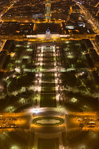 法国从埃菲尔铁塔看巴黎的夜景街道莱斯高清图片