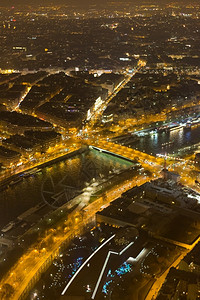 法国德斯饱和的从埃菲尔铁塔看巴黎的夜景图片