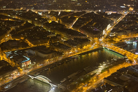 从埃菲尔铁塔看巴黎的夜景莱斯平坦无效图片