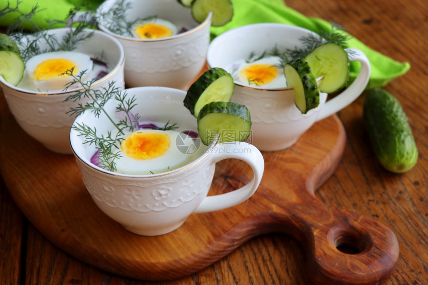 黄瓜冷汤酸奶和木制生锈桌上的新鲜草药吃莳萝美食图片