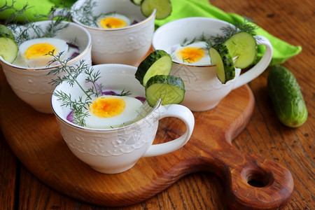 黄瓜冷汤酸奶和木制生锈桌上的新鲜草药吃莳萝美食图片