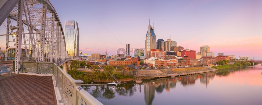 Nashville田纳西州市中心与美国坎伯兰河的天线城市摩大楼联合图片