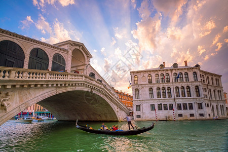 意大利威尼斯的里亚尔托桥庞特反射旅行图片