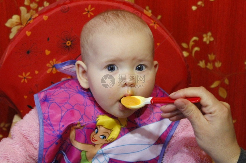 荞麦粥孩子们婴儿用童勺子喂养婴父母图片