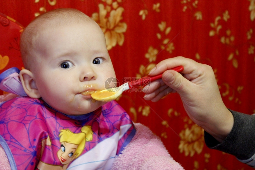 护理孩子婴儿用童勺喂养婴使满意图片
