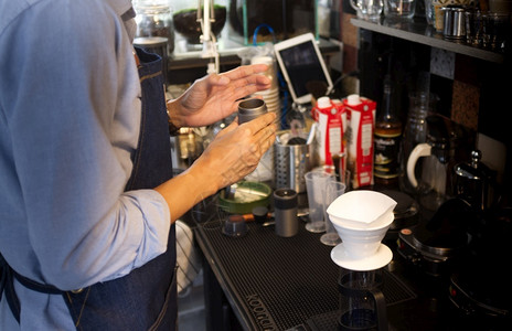 杯子纸筛选做咖啡的酒吧招待准备咖啡饮料的酒吧招待图片