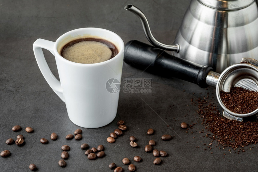 白色的美式咖啡在石桌上白瓷杯子中的放松早餐热图片