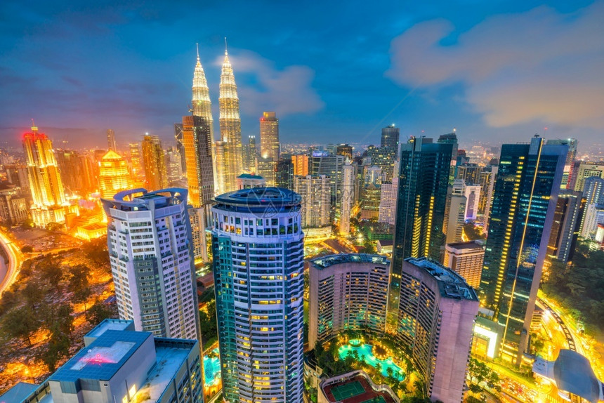 日落塔办公室马来西亚黄昏时的吉隆坡市中心天际线图片