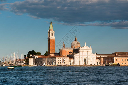 意大利威尼斯的圣乔治马焦雷教堂和钟楼历史城市水图片
