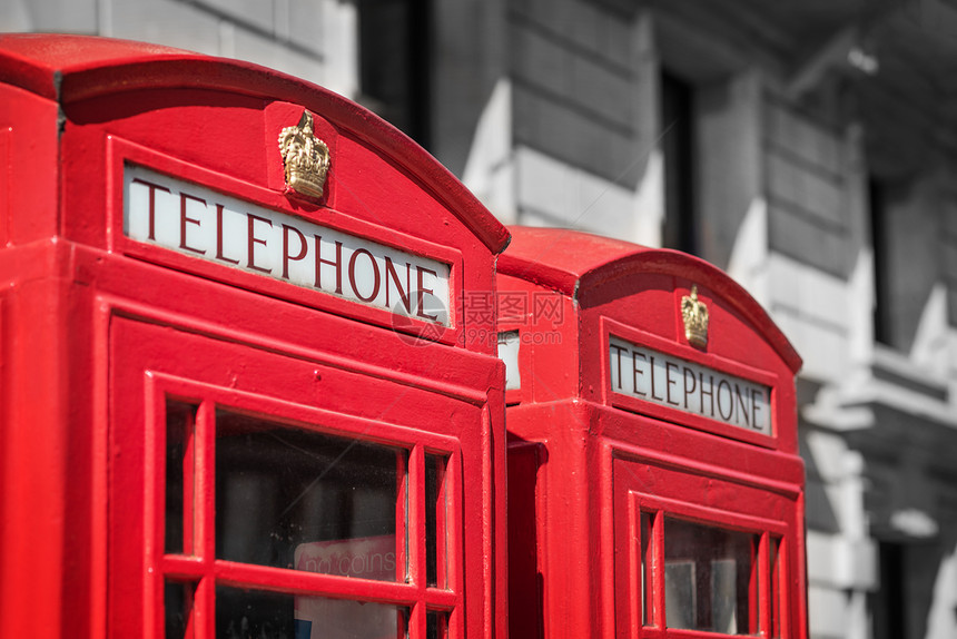 夏天伦敦著名的传统红色电话盒伦敦联合王国传统的红色电话盒子伦敦历史城市的图片