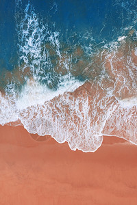 岛粉色海滩和蓝浪的空中观察天风景图片