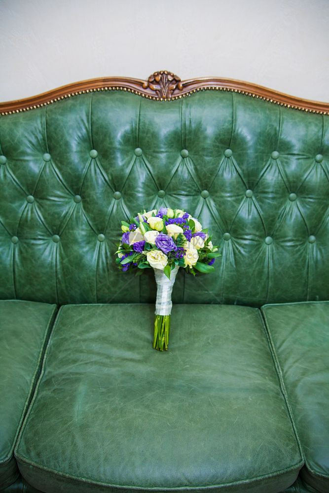 在皮沙发上贴美丽安排的婚礼花束好的店室内图片