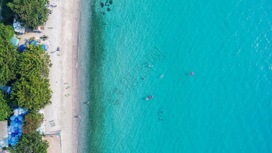 美丽的对沙滩空中观光景象与游客泳天线克罗地亚图片