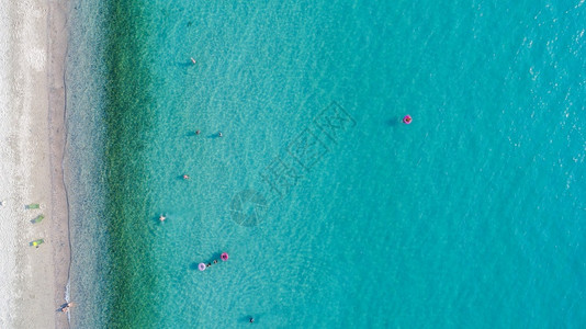 伊比沙岛旅行游泳的对沙滩空中观光景象与游客泳自然背景