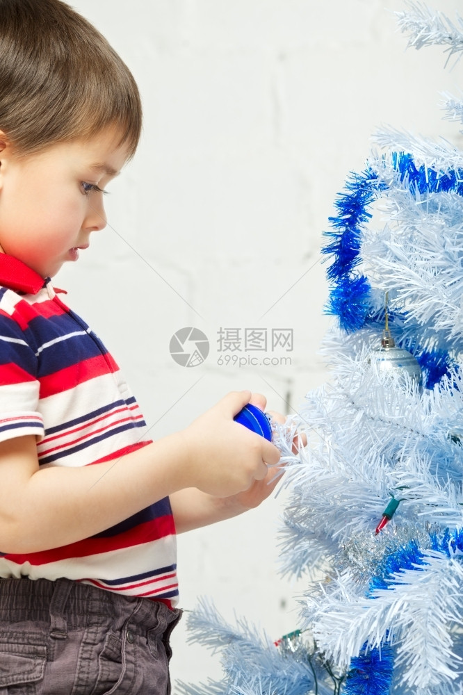 美丽的快乐小孩装饰圣诞树迷人的盒子图片