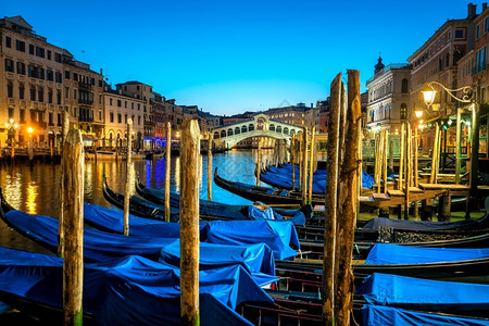 地中海老的日落意大利威尼斯的里亚尔托桥图片