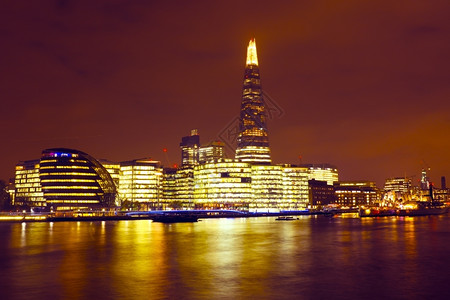 伦敦晚上在英国分片的全景图片