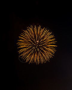 金的夜晚午新年节金烟花的黄火焰图片