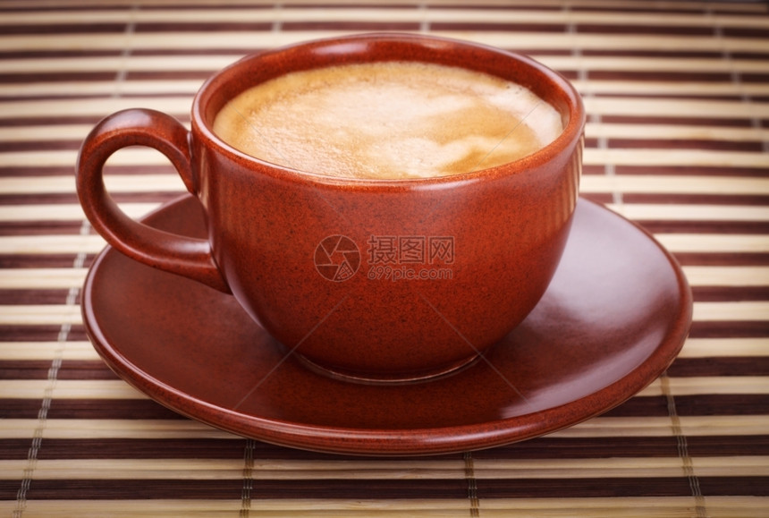 条竹餐巾上的新鲜咖啡杯自然浓竹子图片
