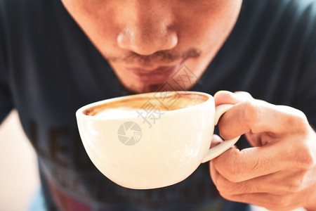 浇注饮用咖啡拉特年轻的人们图片