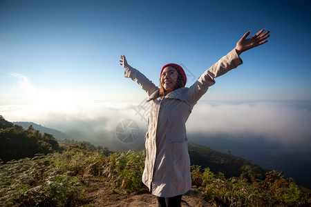 亚洲人女士站在悬崖边的年轻女子俯视山上雾泰国户外图片