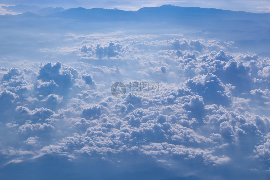 窗户风景优美云上飞行机窗外的白云美妙全景飞过白云下面的美丽天堂全景远图片