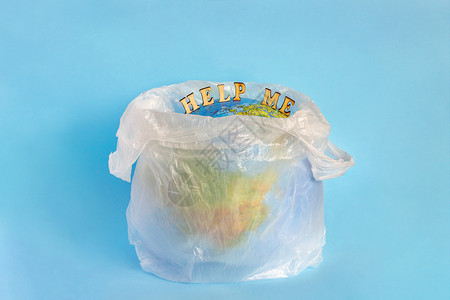 生物安包会费生物经济学可降解文本帮助我和在蓝色背景的聚乙烯塑料一次包装中模拟地球生态问题概念用聚乙烯塑料废物污染环境世界地球日帮助我和在背景