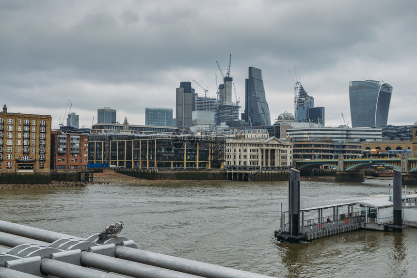蓝色的伦敦金融区天际线SquareMile英国选择关注前景鸽伦敦金融区天际线Mile英国选择关注前景鸽欧洲城市的图片